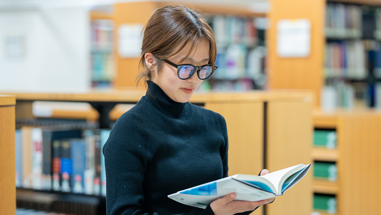 本を立ち読みしている竞彩足球比分,球探篮球比分